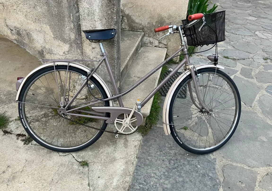 Photo d'un vélo Peugeot Hélium gris de 1975 complètement restauré