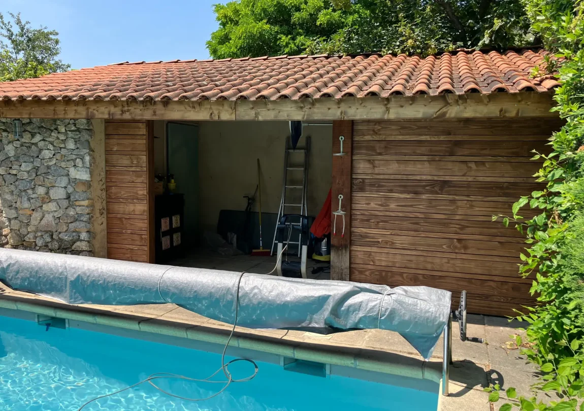 Photo d'un abris de piscine avec une cloison en bois