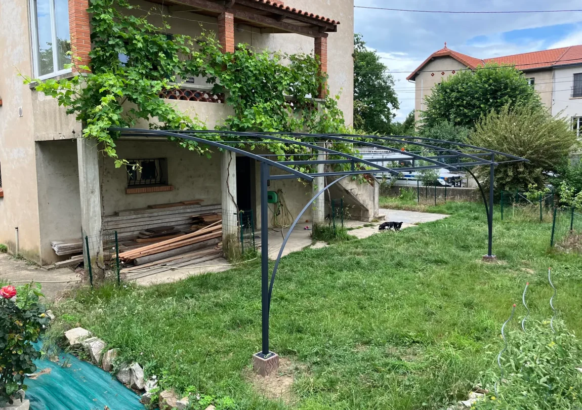 Photo d'une pergola en métal