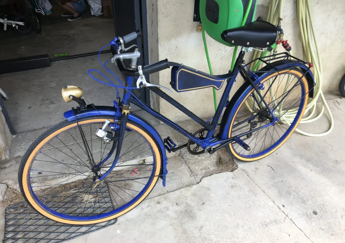 Photo d'un vélo Longoni bleu et noir datant de 1945 complètement restauré