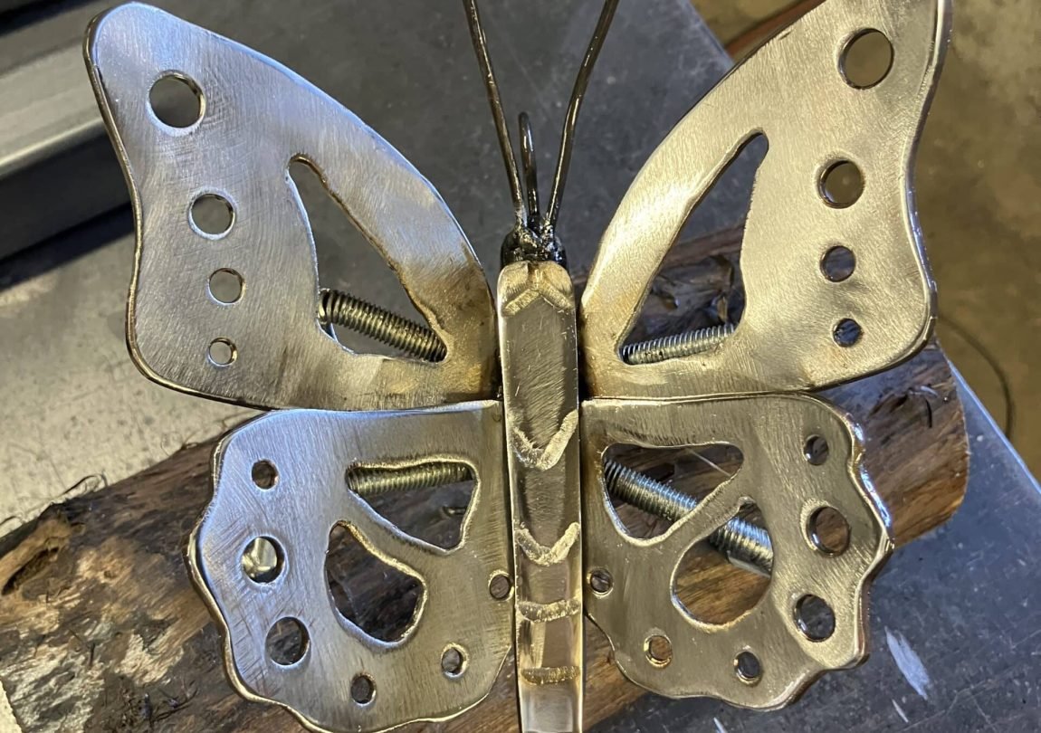 Sculpture d'un papillon en métal