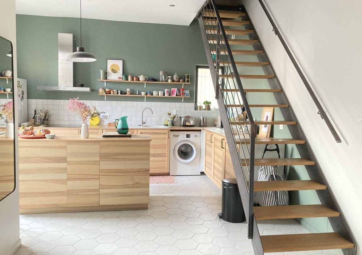 Photo d'une cuisine avec un escalier