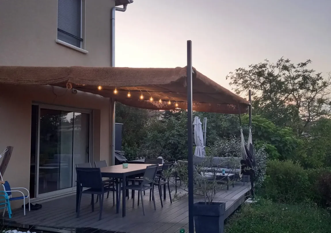 Photo d'une pergola recouverte d'une toile en fibre de coco